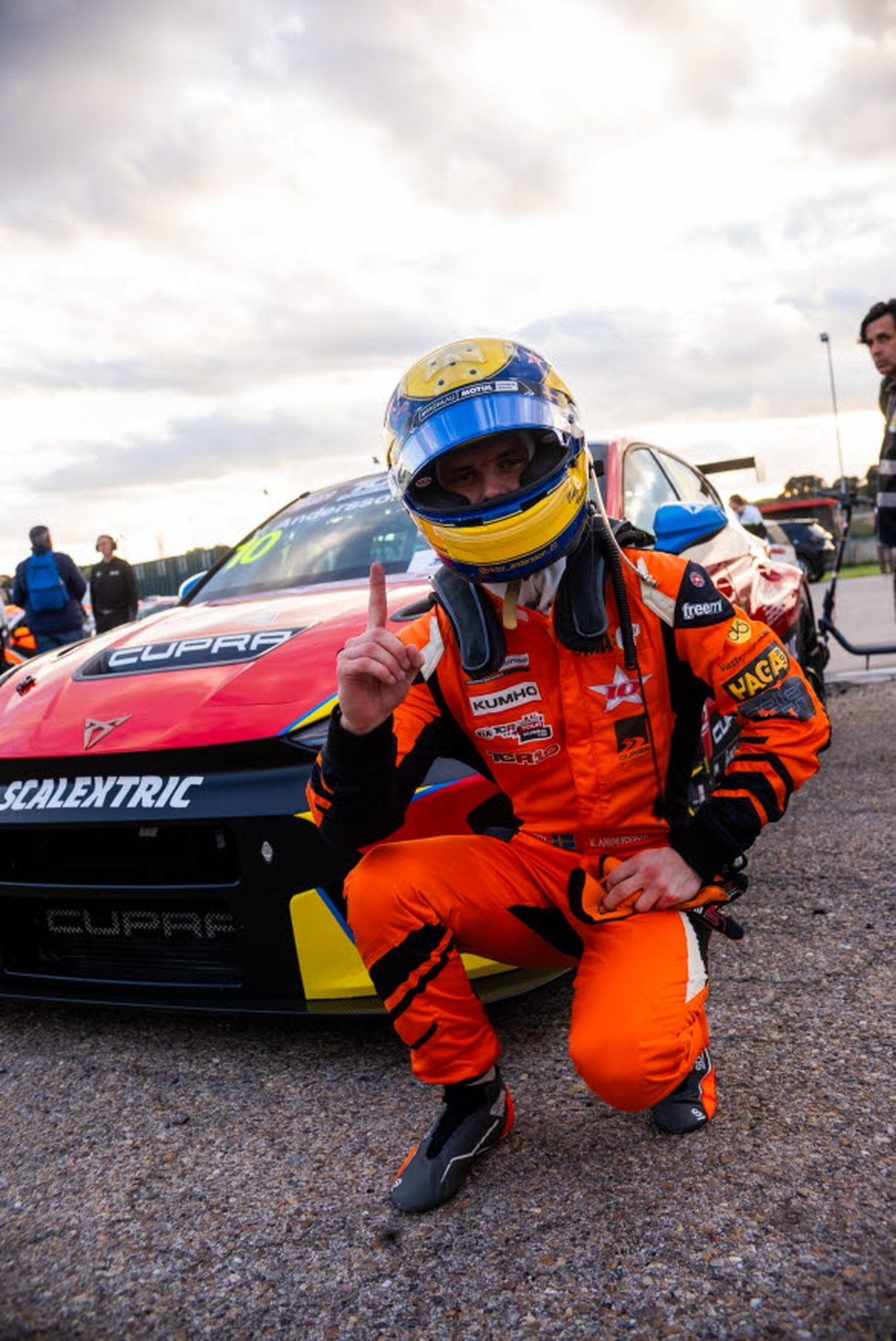Viktor Andersson, 23 år från Linköping, i CUPRA-overall