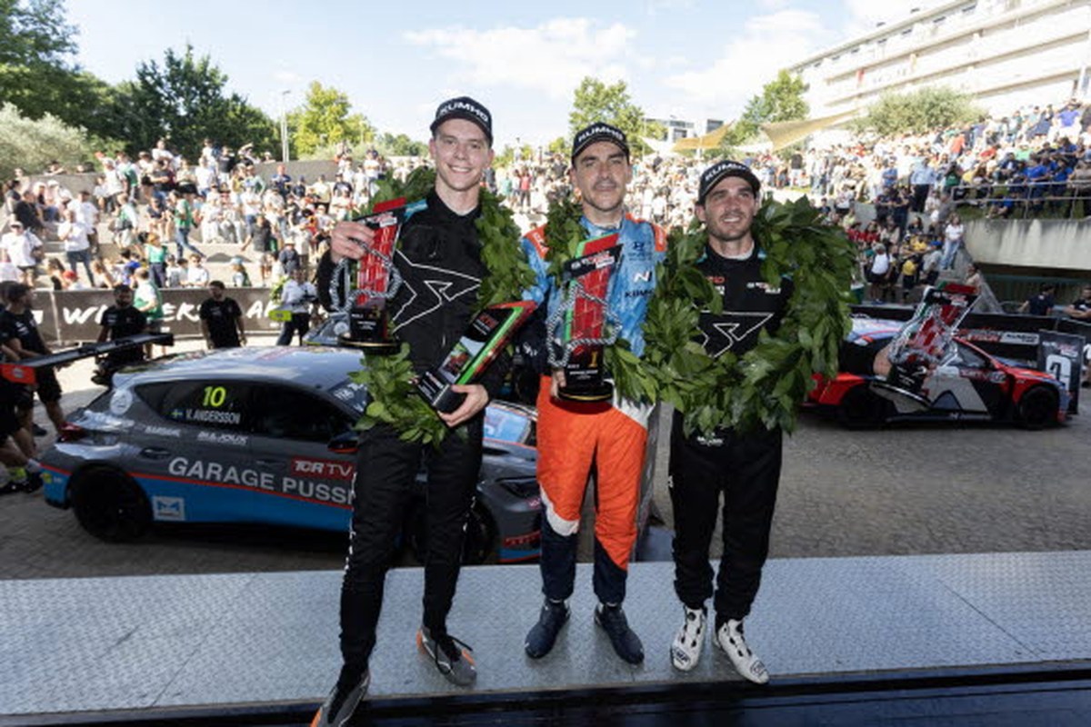 Viktor Andersson på pallen i FIA TCR World Tour i Vila Real