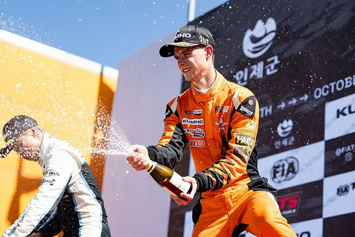 Viktor Andersson vinner race 2 på Inje Speedium med CUPRA