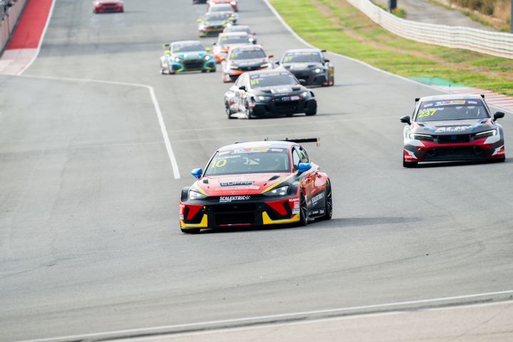 Viktor Andersson utökar ledningen i TCR Spain med CUPRA Leon VZ TCR på Navarra