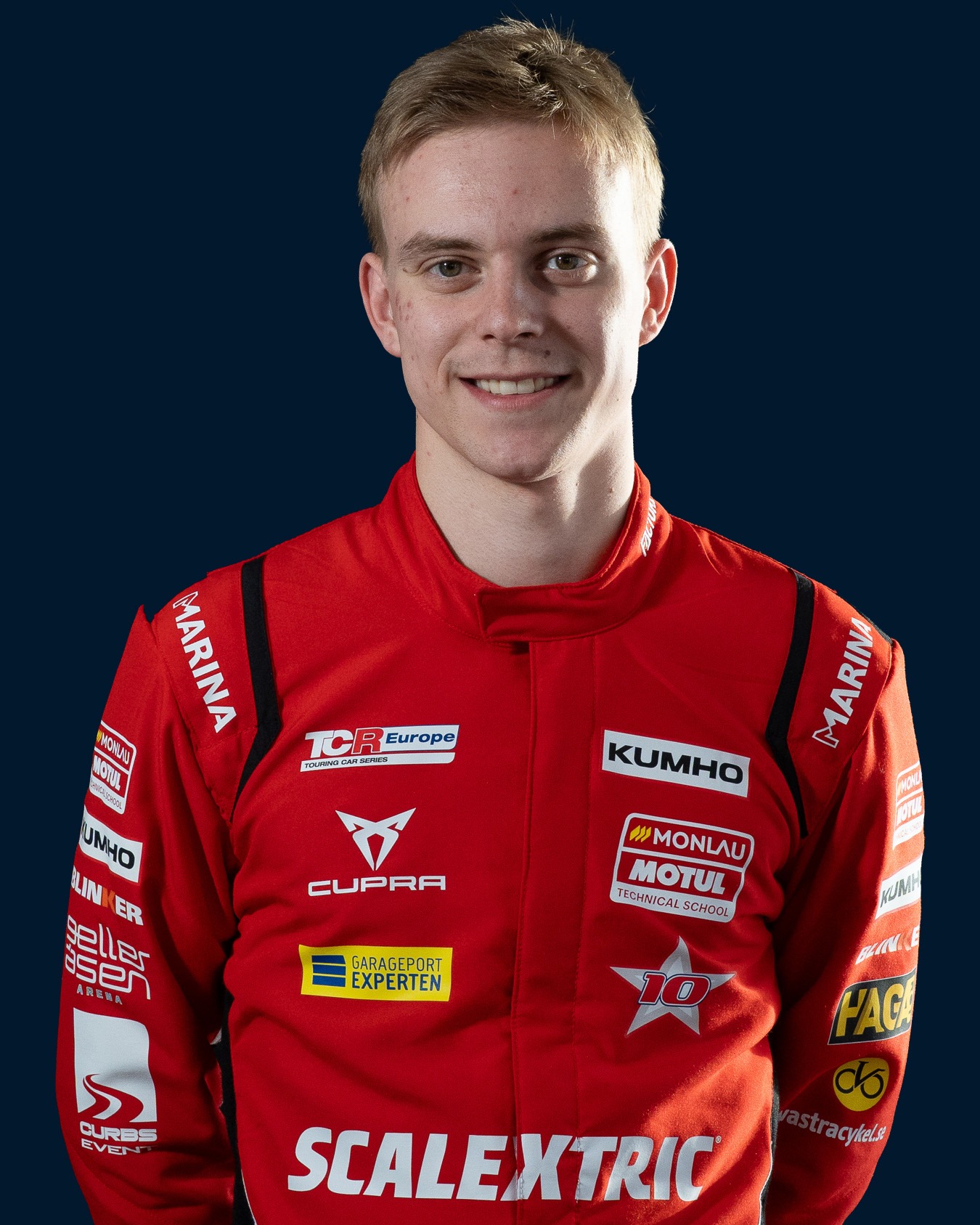 Porträtt av Viktor Andersson i den röda Monlau Motul CUPRA-overallen 2026
