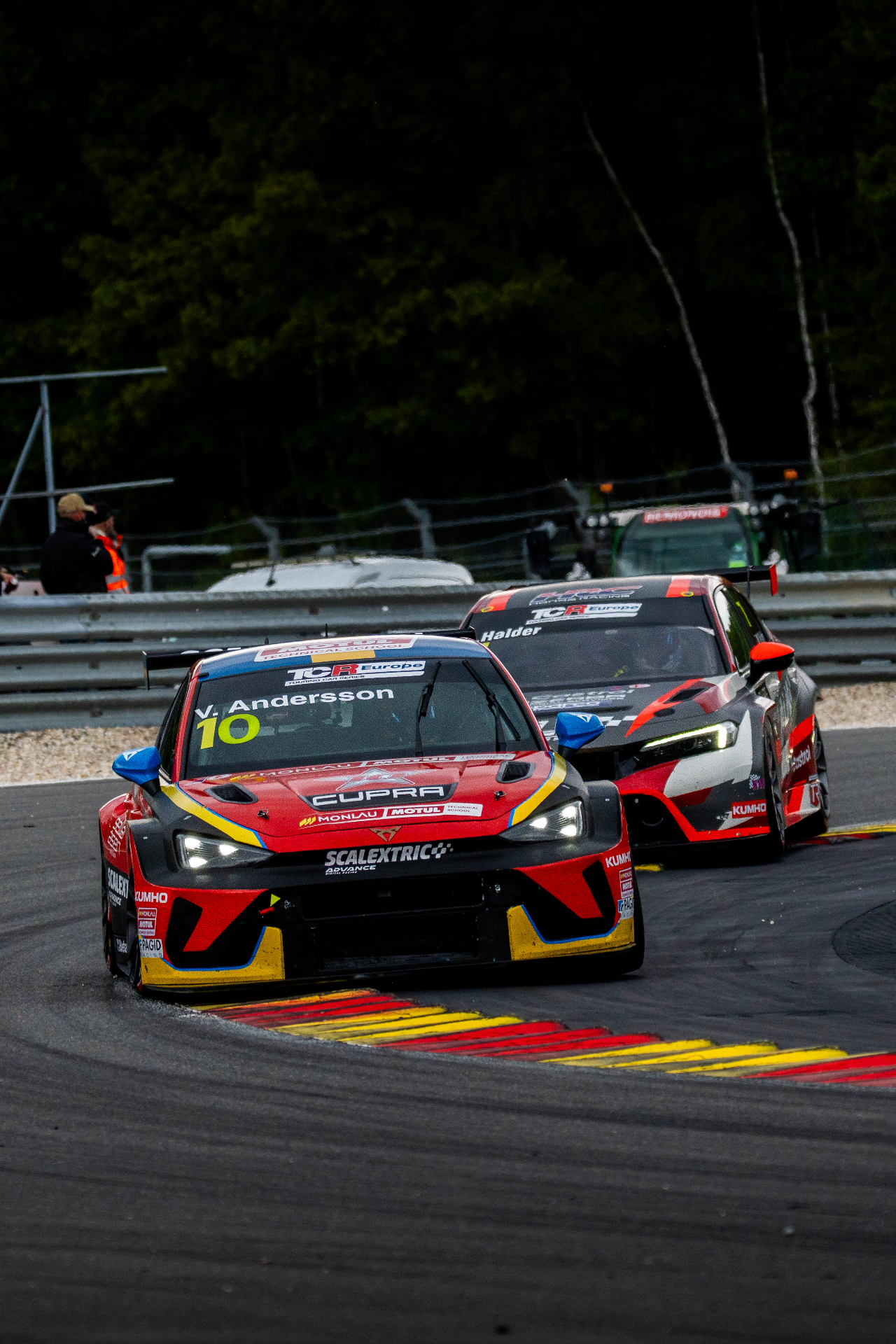 Viktor Andersson i närkamp med Mike Halder i TCR Europe