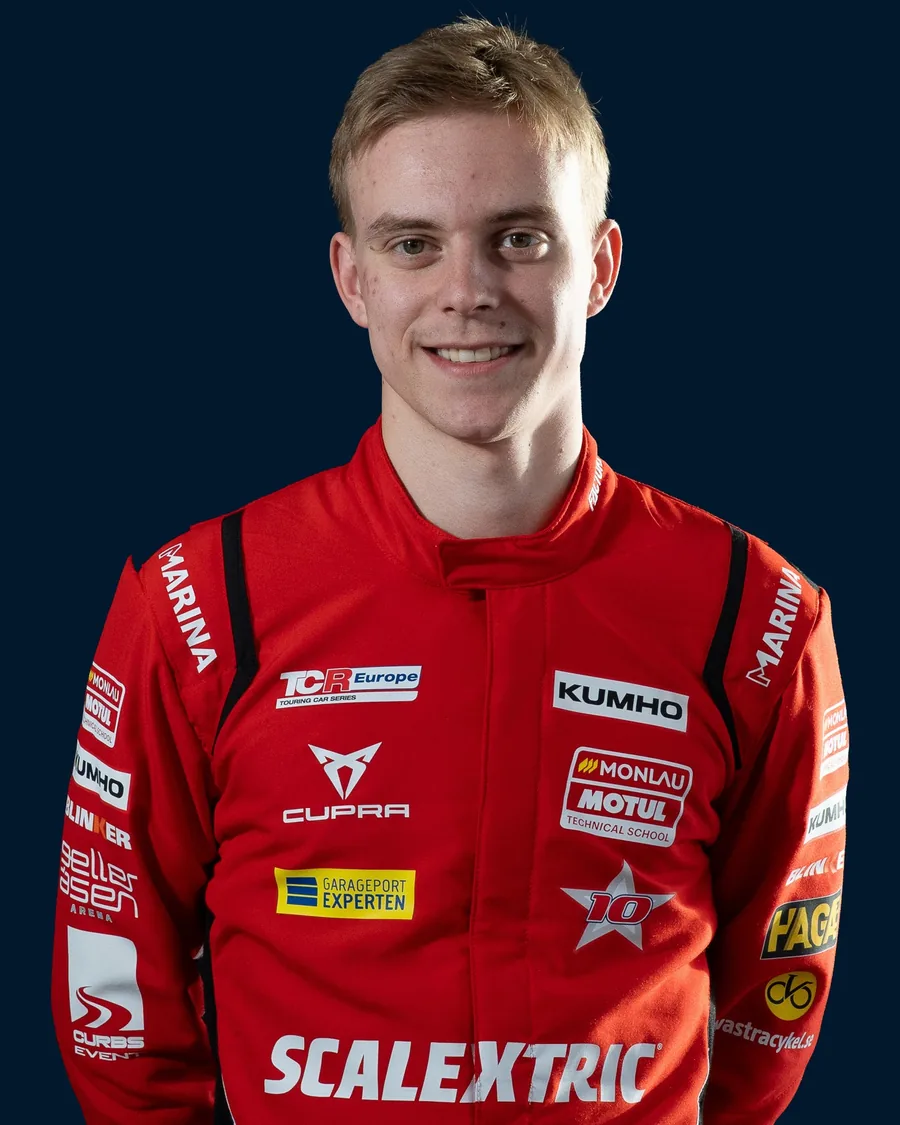 Porträtt av Viktor Andersson i den röda Monlau Motul CUPRA-overallen 2026