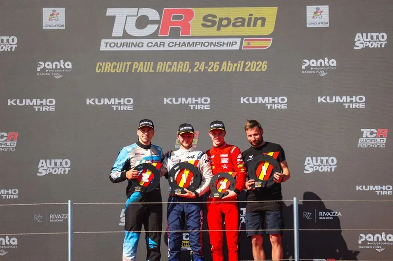 Viktor Andersson leder mästerskapet med CUPRA León VZ TCR